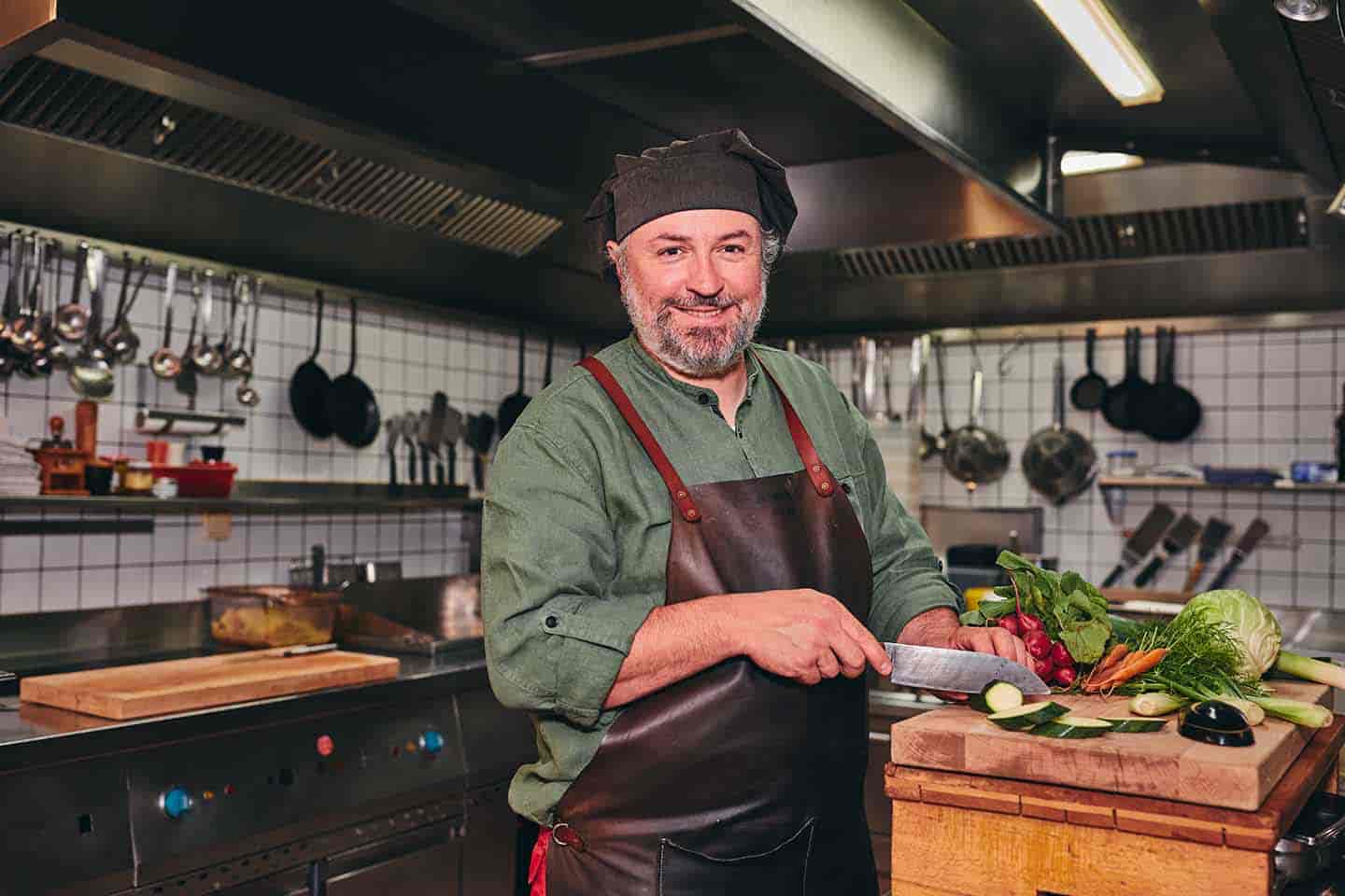 Jeremias Riezler aus dem Kleinwalsertal steht in seiner Küche im Hotel Walserstuba in Riezlern.
